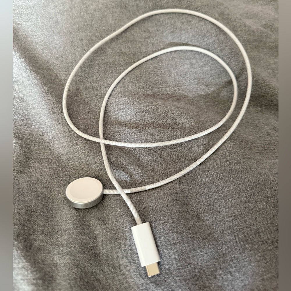 New Apple Watch magnetic fast charger